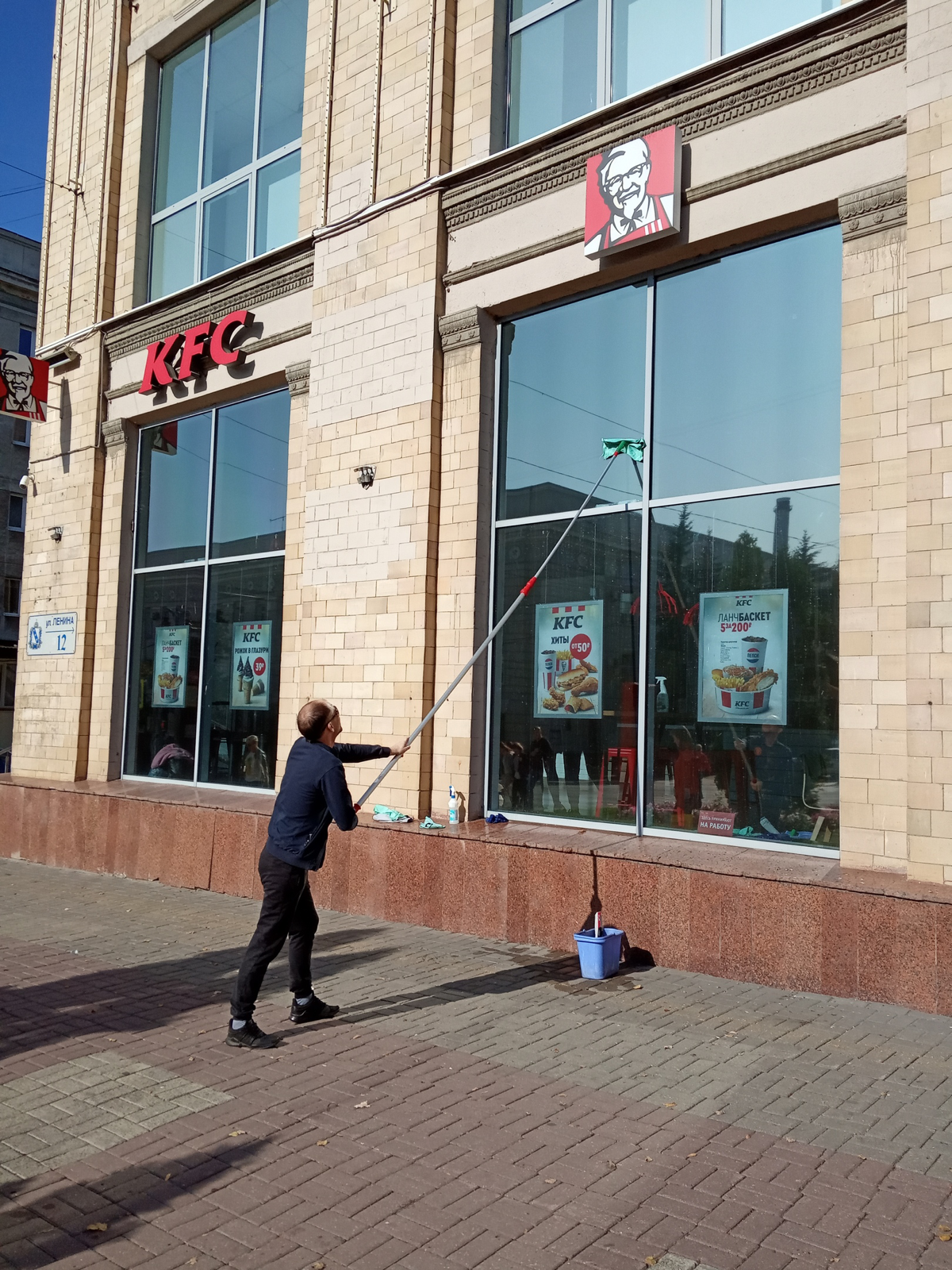 Мойка витражей на коммерческом фасаде